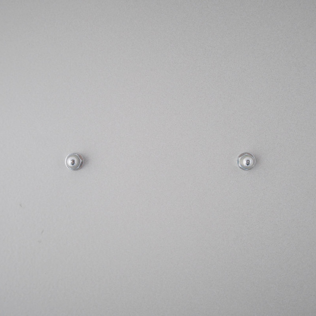 Stojan s dávkovačom na dezinfekciu rúk s poličkou